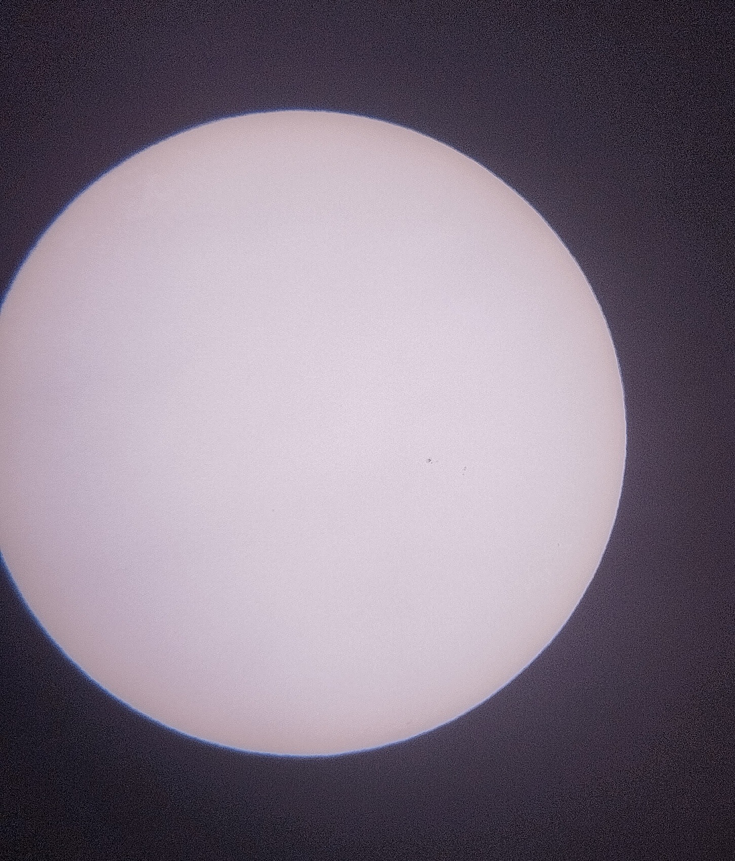 Unser First Light durch das Teleskop - ein Foto der Sonne mit Sonnenfleck