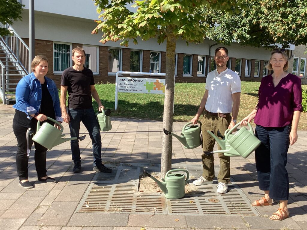 Annabell Ringel, Stephan Thiele, Jonathan Kühnel und Bianca Thiele besprechen den Einsatz der neuen Gießkannen für die KGS Gronau.